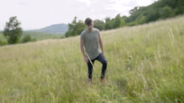 Een Jongeman Loopt Slow Motion Een Veld Zijn Gezichtsuitdrukking Ziet — Stockvideo