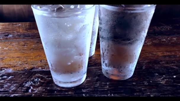 Tres Vasos Fríos Agua — Vídeos de Stock