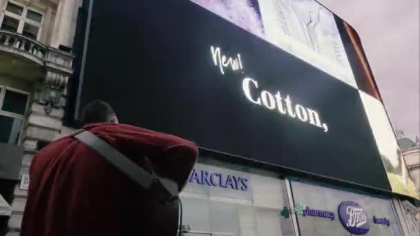 Una Persona Cantando Lado Picadilly Circus — Vídeos de Stock