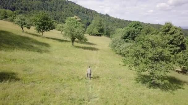 Nuori Mies Kävelee Pellon Yli Hidastettuna Hänen Ilme Näyttää Hyvin — kuvapankkivideo