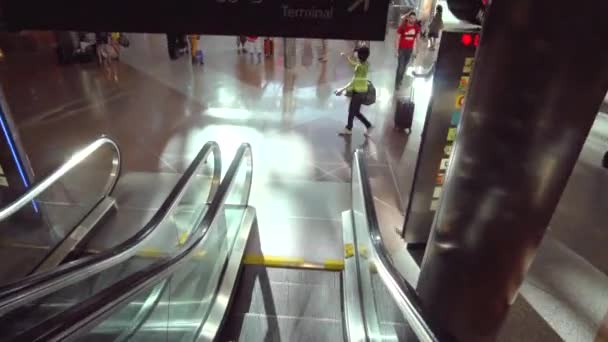 Eine Rolltreppe Hinunterfahren Das Flughafenleben Sehen — Stockvideo