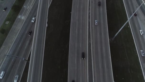 このビデオは テキサス州ヒューストンの高速道路上の車の空中ビューについてです このビデオは最高の画質のために4Kで撮影されました — ストック動画