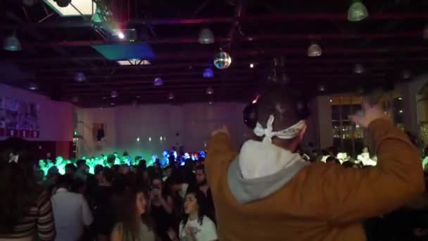 在一个大学派对上 Dj在他面前举手投足 随着音乐翩翩起舞的中间镜头 — 图库视频影像
