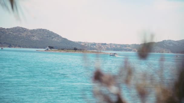 Clipe Uma Praia Croata Com Uma Pequena Ilha Fundo — Vídeo de Stock