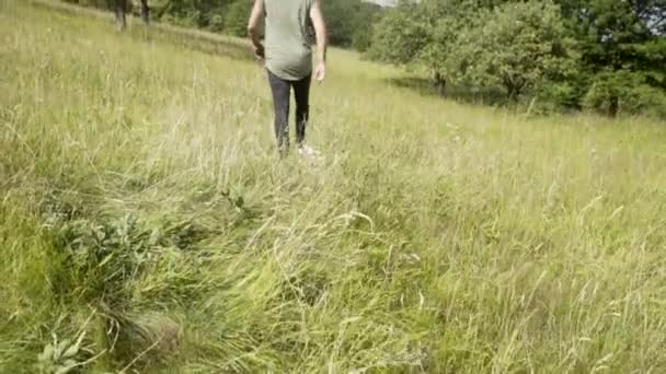 Молодий Чоловік Ходить Полю Повільному Русі Його Вираз Обличчя Виглядає — стокове відео