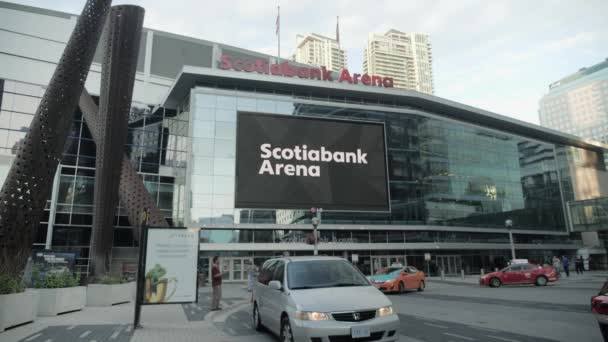 Wide Shot Maple Leafs Square Scotiabank Arena Evening Taxis Cars — Stock Video