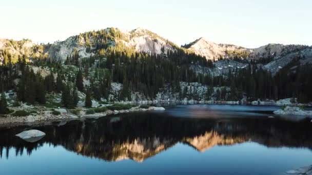 Όμορφη Drone Πυροβόλησε Γλιστρώντας Πάνω Από Μια Λίμνη Στα Βραχώδη — Αρχείο Βίντεο