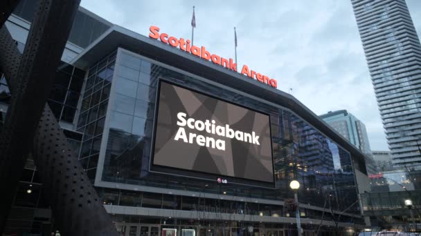Μπροστά Από Scotiabank Arena Μεγάλη Sponsored Οθόνη Φωτεινό Κόκκινο Γράμματα — Αρχείο Βίντεο