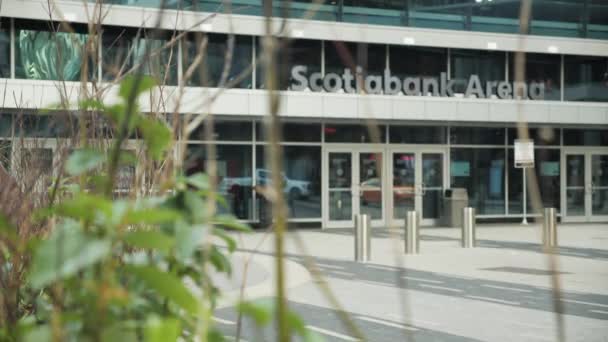 Fokusrolle Von Den Pflanzen Zum Haupteingang Der Scotiabank Arena Sonniger — Stockvideo