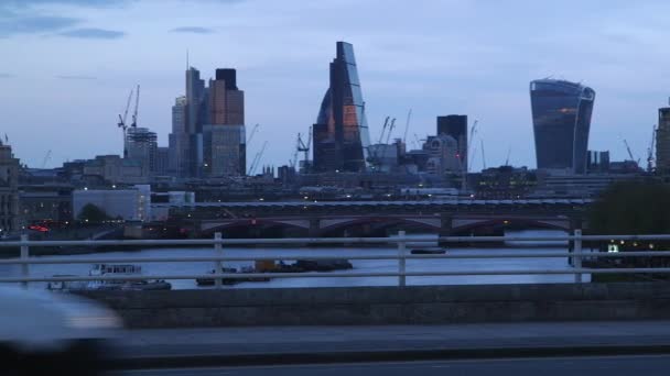 Kamerafahrt Von Der London Bridge Mit Büromitarbeitern Autos Und Dem — Stockvideo