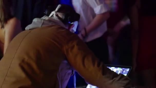 Medium Shot Working Mix Music Crowd Dances Him — Stock Video