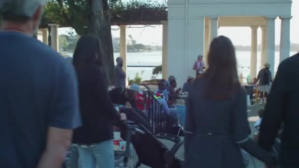 Drumcirkel Bij Zonsondergang Met Diverse Groep Mensen Die Kijken Oakland — Stockvideo