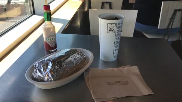 波特兰一家土拨鼠餐馆供应的墨西哥卷饼和可乐 — 图库视频影像