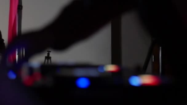 Крупним Планом Тінь Діджеїв Грає Своїм Мікшуванням Його Звуковому Мікшері — стокове відео