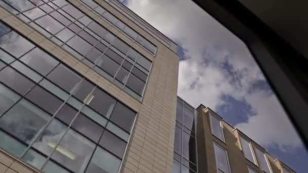曼彻斯特写字楼窗户向上看 穿过移动的电车窗户 — 图库视频影像