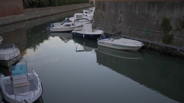 Kleine Boten Een Kanaal Naast Een Vestingmuur Livorno Italië — Stockvideo