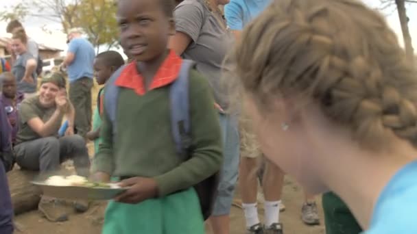 Mulher Caucasiana Servindo Comida Para Crianças Necessitadas África — Vídeo de Stock