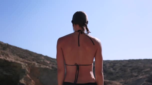 Deportiva Atlética Mirando Mar Vista Desde Atrás Buceando Agua Amorgos — Vídeo de stock