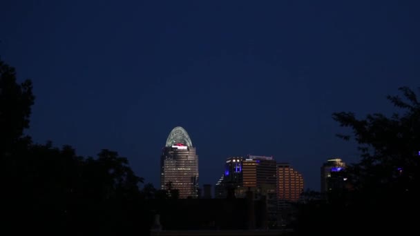 Großer Blauer Himmel Über Der Skyline Von Cincinnati Der Abenddämmerung — Stockvideo
