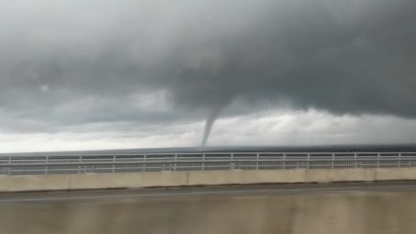 Beccuccio Acqua Sulla Baia Visto Guidare Sul Ponte — Video Stock