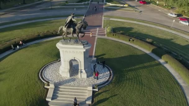 这段视频展示了德克萨斯州休斯顿赫尔曼公园山姆休斯顿纪念碑的空中景观 这段录像是用4K胶卷拍摄的 以达到最佳的图像质量 — 图库视频影像