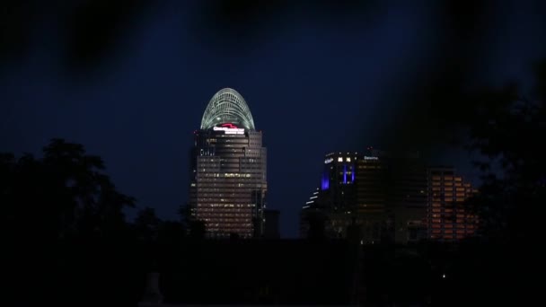 Una Vista Más Cercana Del Horizonte Cincinnati Por Noche Con — Vídeos de Stock