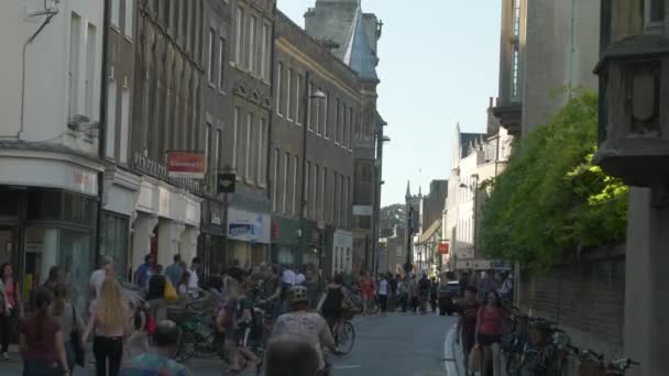 Calle Con Arquitectura Antigua Cambridge Ocupado Con Peatones Ciclistas Coches — Vídeos de Stock