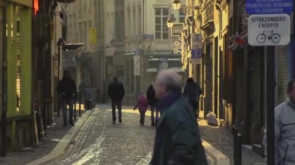 比利时布鲁塞尔市繁华的市中心步行街 — 图库视频影像