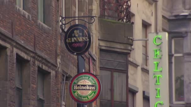 ブリュッセルの街を歩く忙しいダウンタウン ベルギー — ストック動画