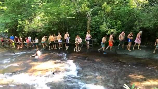 Menschen Rutschen Wasserfallrutsche Hinunter Zeitraffer — Stockvideo