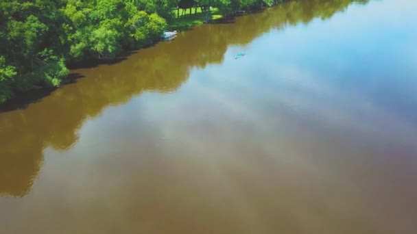 Una Pareja Bajando Río Kayaks — Vídeos de Stock