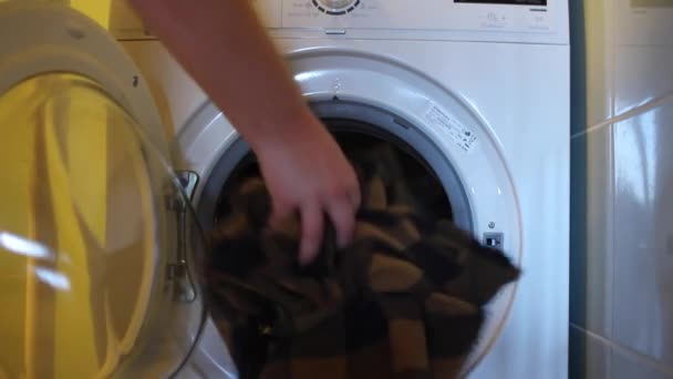 Vullen Van Een Wasmachine — Stockvideo