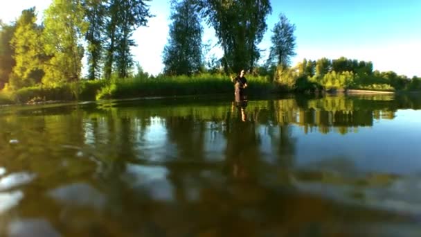 Hombre Pescando Con Mosca Río Lanza Mosca Hacia Cámara Aterriza — Vídeos de Stock