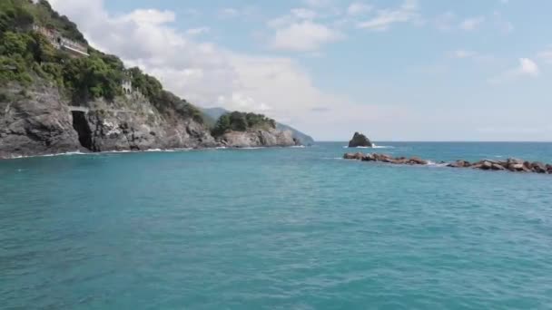Filmagem Lado Penhasco Italiano Com Ondas Oceânicas Rochas Encalhadas — Vídeo de Stock