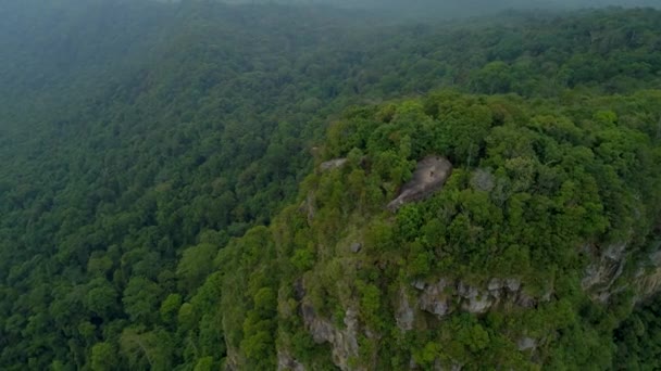 站在塔布卡克山悬崖顶上的Krabi Thailand 空中无人驾驶飞机射击 — 图库视频影像