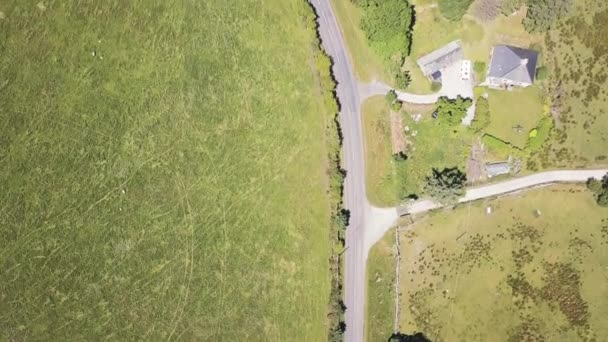 英格兰德文农场土地的俯瞰图 有石墙 道路和小径的田野的天空景观 可以看到农舍 — 图库视频影像