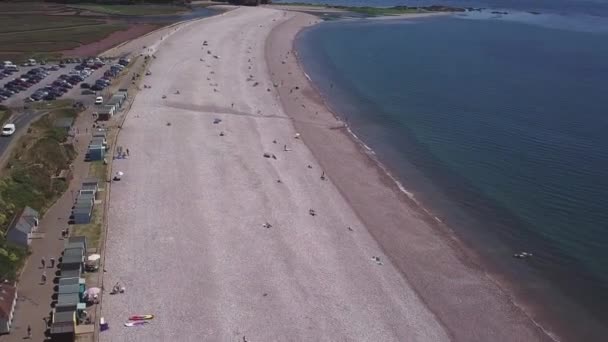 Volando Sobre Playa Budleigh Suroeste Inglaterra Donde Gente Está Disfrutando — Vídeos de Stock