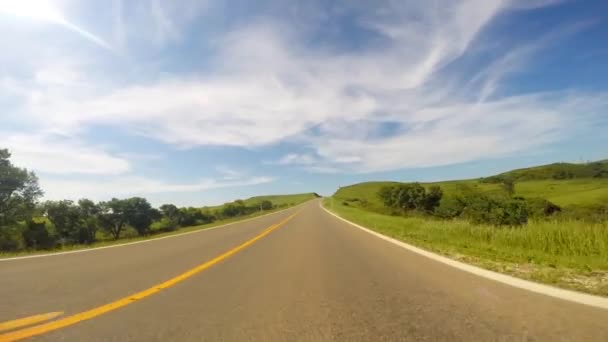 Pov Conduciendo Través Colinas Naturalezas Cielo Azul Camino Abierto — Vídeos de Stock