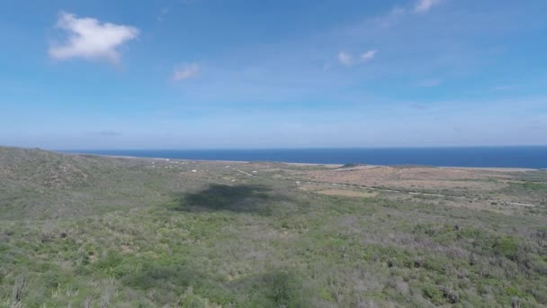 Disparo Aéreo Revelador Las Ruinas Isla Línea Costera Contra Cielo — Vídeos de Stock