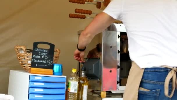 Vendeur Roumain Nourriture Rue Faisant Gâteau Cheminée — Video