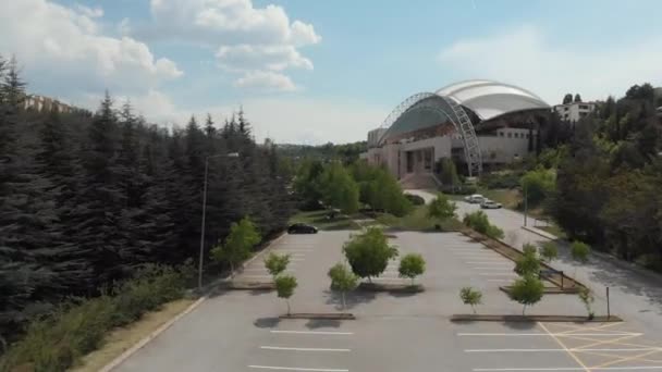 Drone Survolant Parking Vide Devant Une Salle Concert Par Une — Video