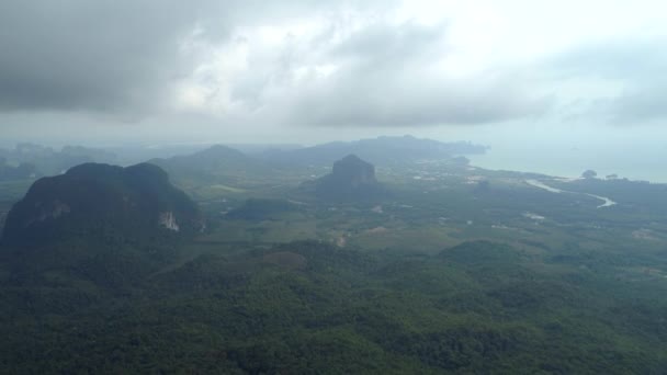在有美丽河流 山脉和自然景观的云层下飞越克拉比地区 — 图库视频影像