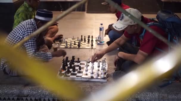 Dva Muži Hrají Šachy Chodníku Noci Ulici Malioboro — Stock video