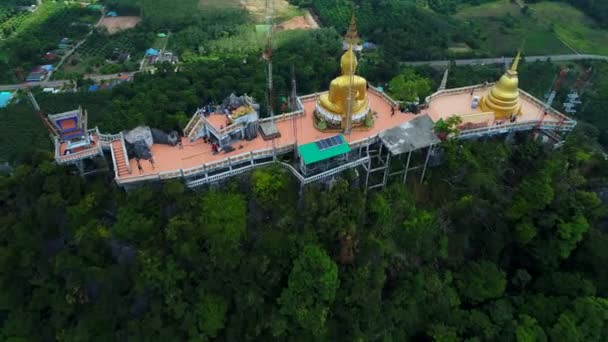 Golden Buddha Top Mountain Tiger Cave Temple Krabi Ththailand Aerial — стоковое видео