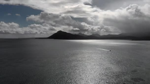 Båt Mitten Tom Tropisk Ocean Med Storm Moln Rullar — Stockvideo