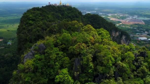 Voando Para Tiger Cave Temple Topo Uma Montanha Com Buda — Vídeo de Stock