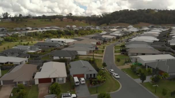 澳大利亚黄金海岸的无人机镜头隐藏在郊区 房地产 — 图库视频影像
