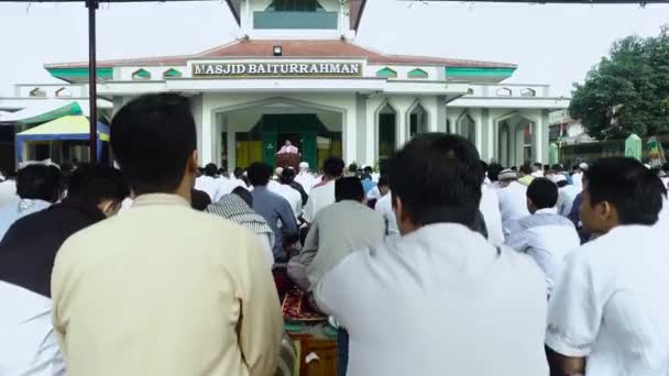 Μουσουλμάνοι Που Άκουγαν Khutbah Του Ιμάμη Ευρύ Πλάνο — Αρχείο Βίντεο
