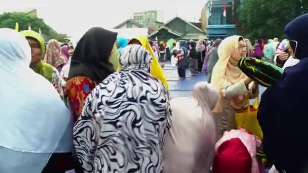 Las Mujeres Musulmanas Dan Mano Después Oración Eid Adha Tiro — Vídeos de Stock