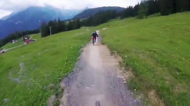 住在奥地利的一辆下坡自行车上 — 图库视频影像